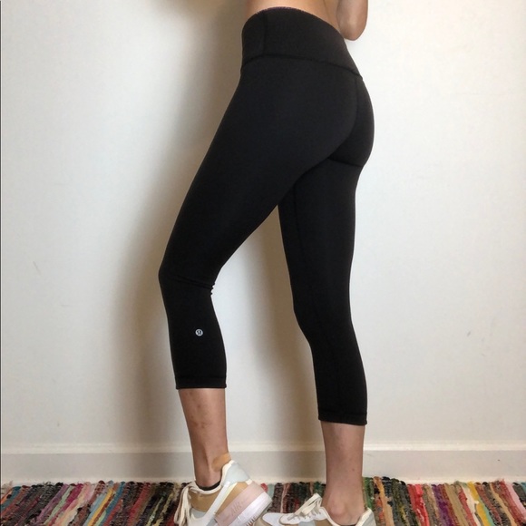 Lululemon Rare Reversible Purple/Black Cropped Leggings💜🖤! - Picture 3 of 7
